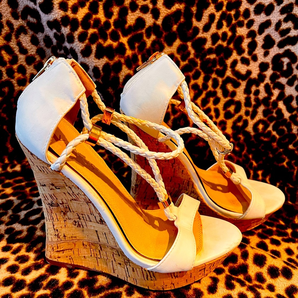 DESCRIPTION
White w gold accessories wedge sandal size 8
